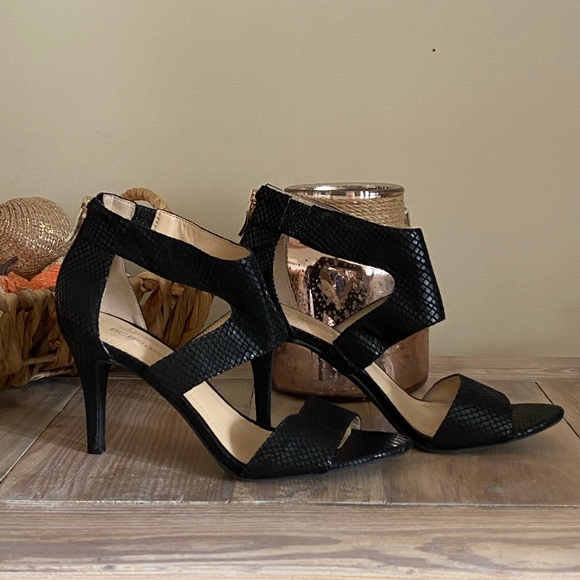 BCBGeneration Black Snakeskin Heels 👠 - Picture 2 of 15